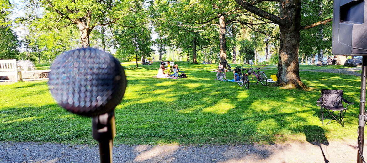 Mikrofoni teliseessa kesäisessä puistossa.