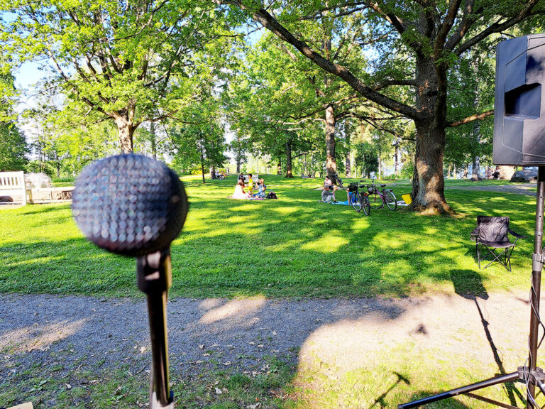 Mikrofoni teliseessa kesäisessä puistossa.